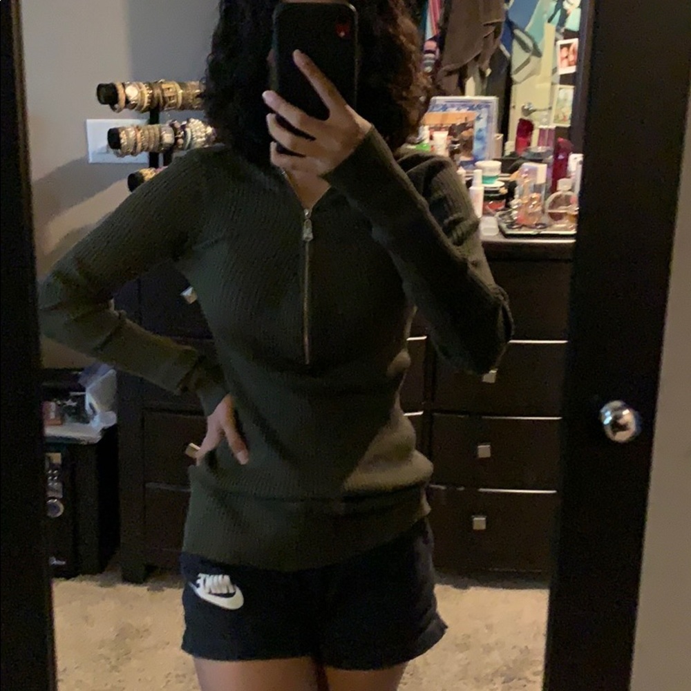 Green long sleeve zipper